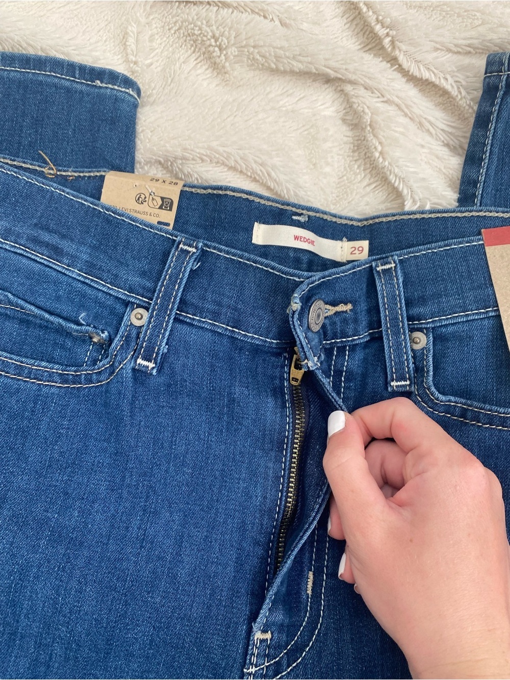 NWT Levi's Wedgie jeans medium wash Sz 29x28 - Picture 3 of 7